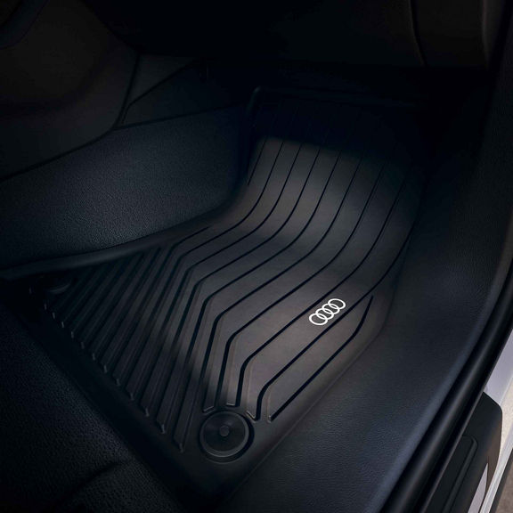Black floor mat in the Audi Q5 Sportback e-hybrid