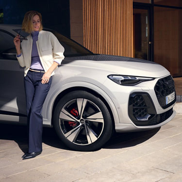 Audi Q5 Sportback e-hybrid close-up from the side with model on the side