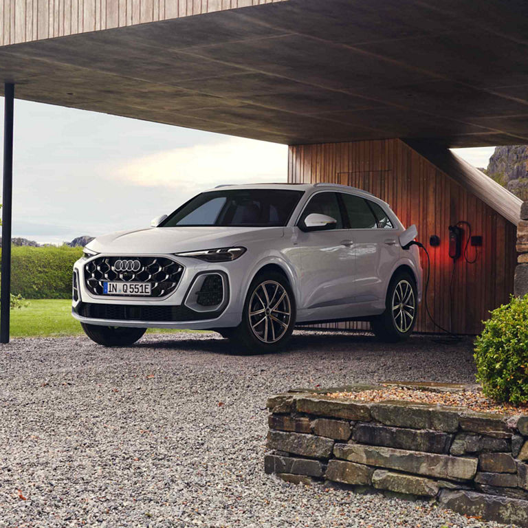 Audi Q5 SUV e-hybrid Seiten Ansicht beim Laden