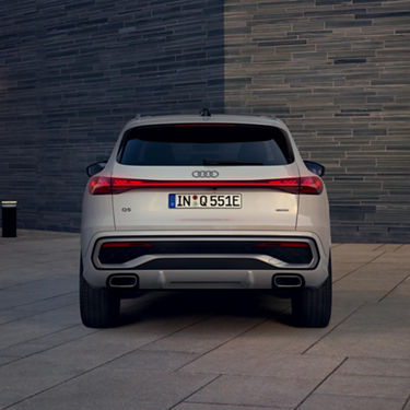 Audi Q5 SUV e-hybrid Heckansicht der OLED Scheinwerfer