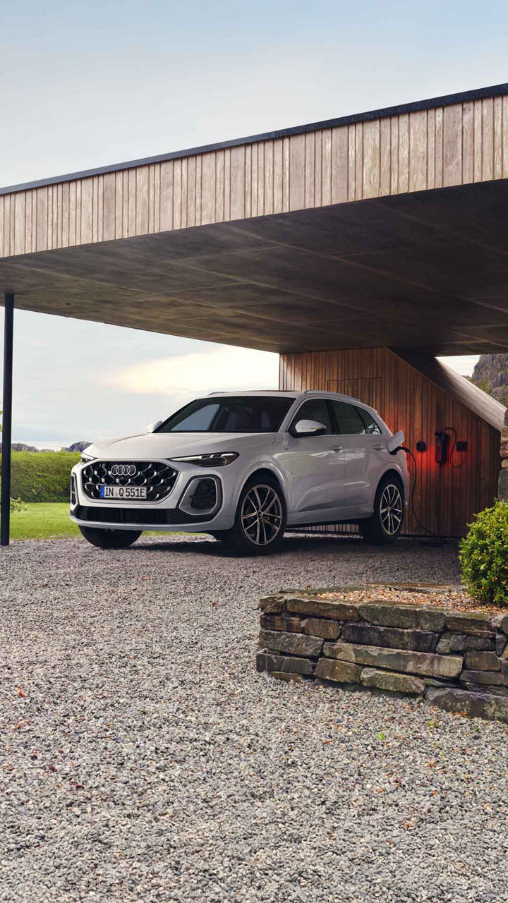 Audi Q5 SUV e-hybrid Seitenansicht von einem Haus am Laden 