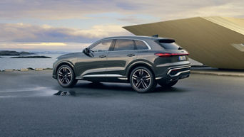 Audi Q5 SUV sedd från sidan.