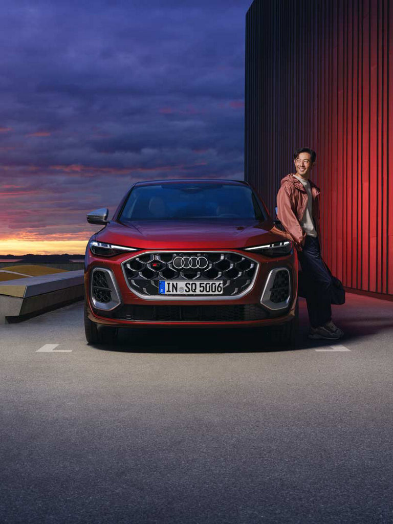 SQ5 Sportback Frontal anischt mit Mann daneben