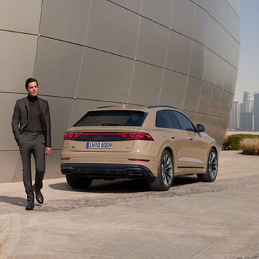 Seitliche Heckansicht Audi Q8 SUV mit Model