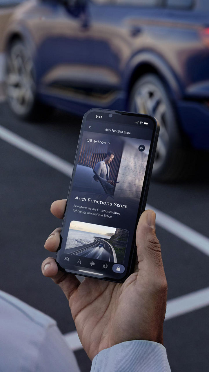 Audi Mann steht an Auto