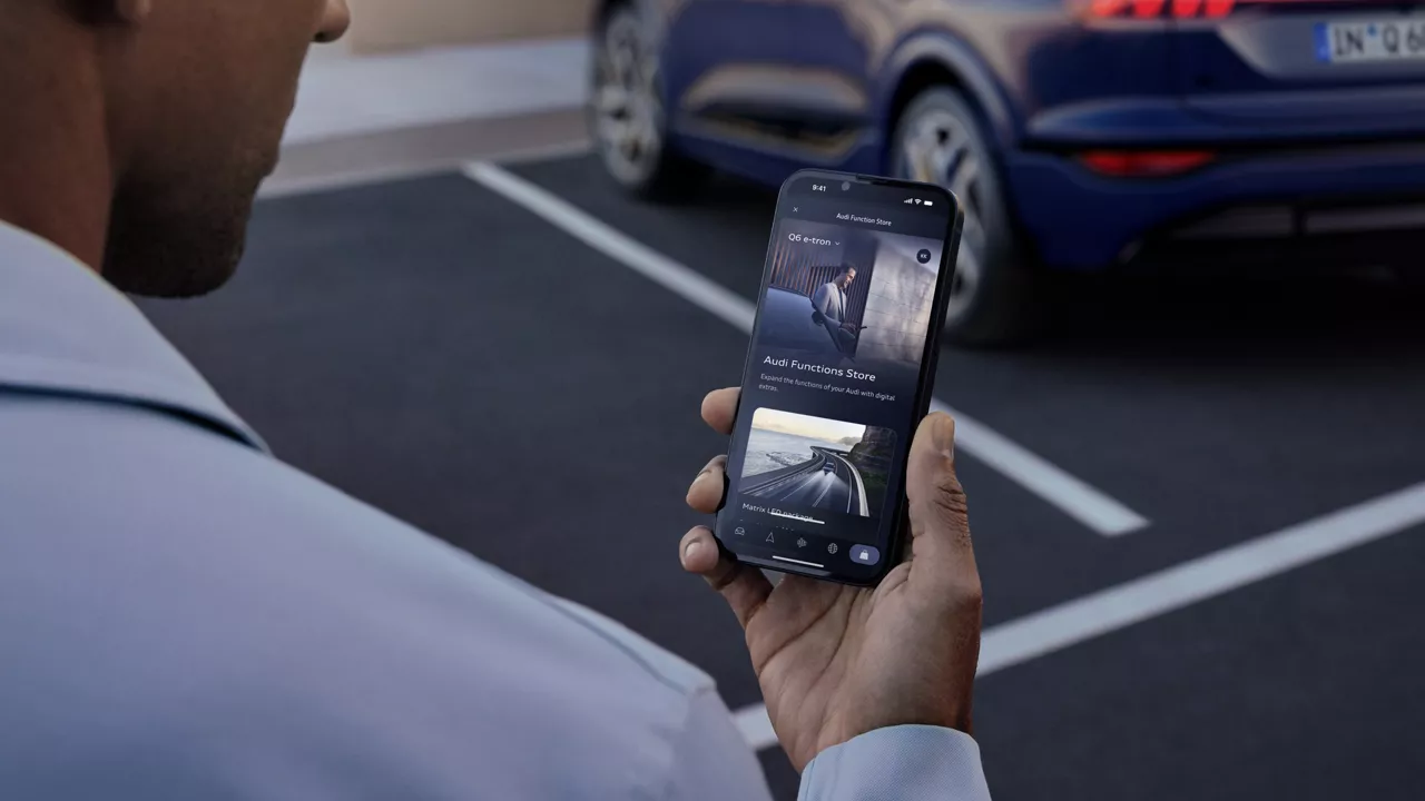 Un uomo consulta le Audi Functions on demand dallo smartphone
