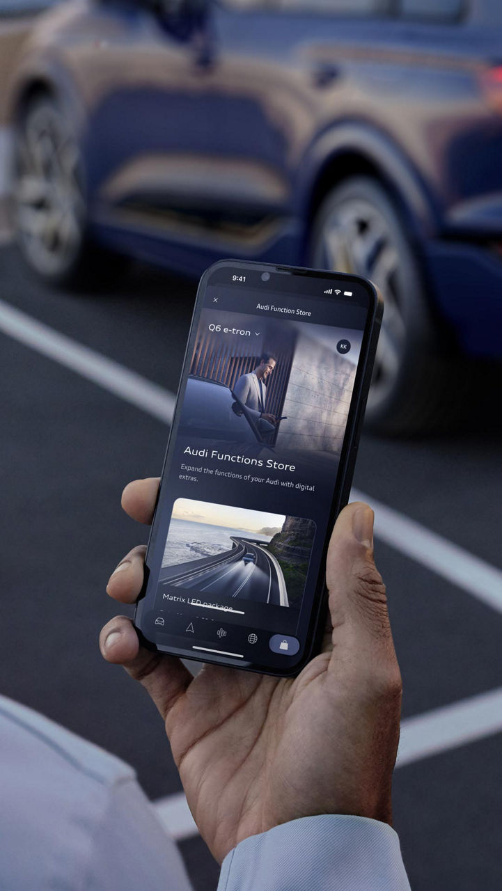 Audi Mann steht an Auto