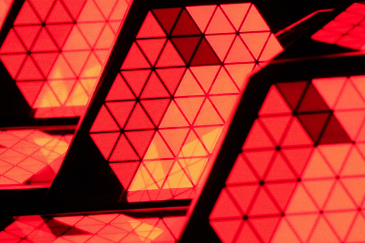 Rot-illuminierte Leuchtflächen im Detail 