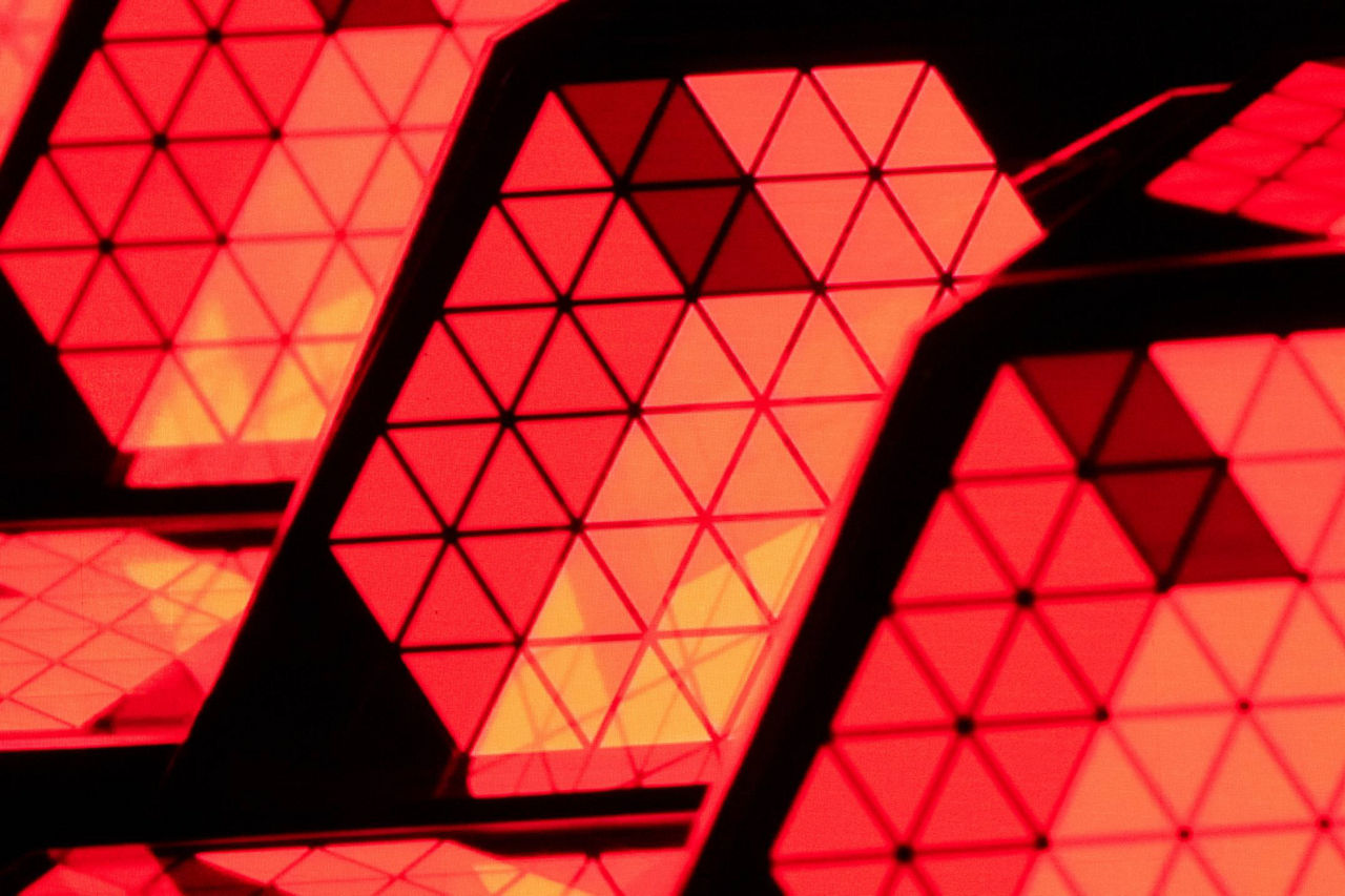 Rot-illuminierte Leuchtflächen im Detail 