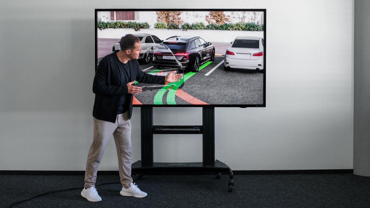 Afbeelding van de aandrijflijn en het onderstel van een Audi A6. Met grafische toevoegingen zijn de wielen benadrukt.