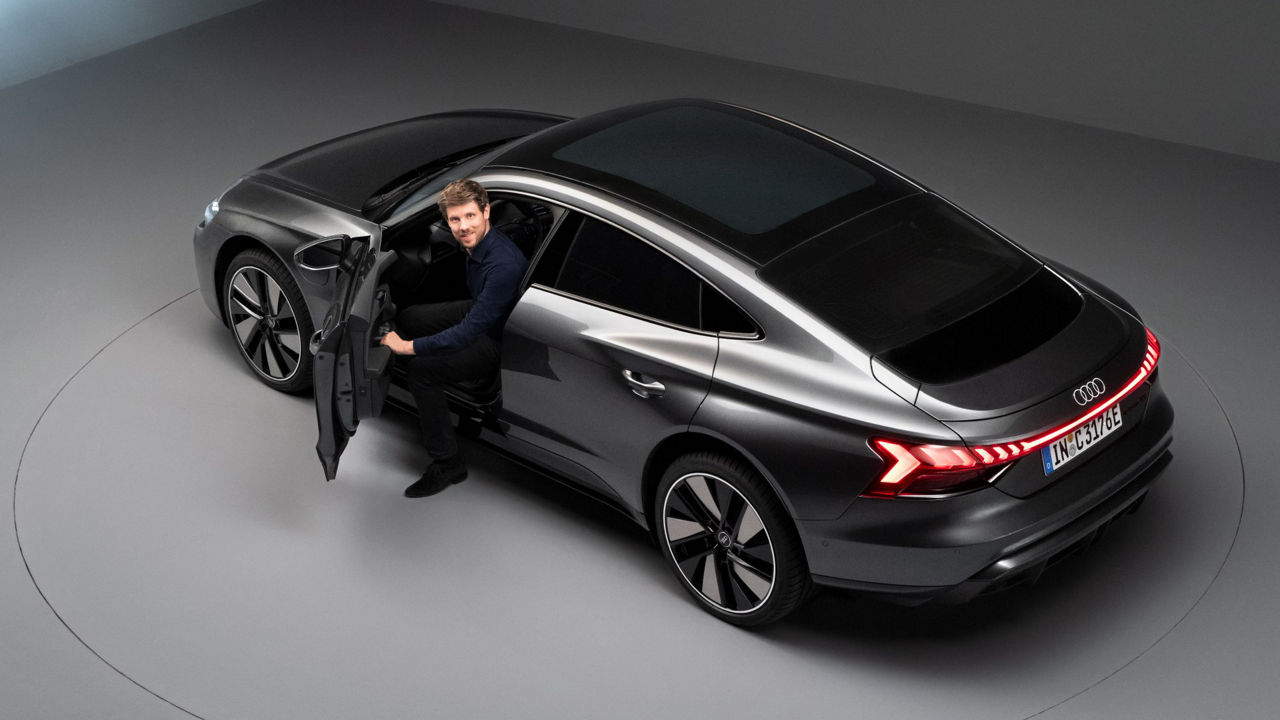 Dr. Jaan Mattes Reiling steigt aus Audi e-tron GT aus