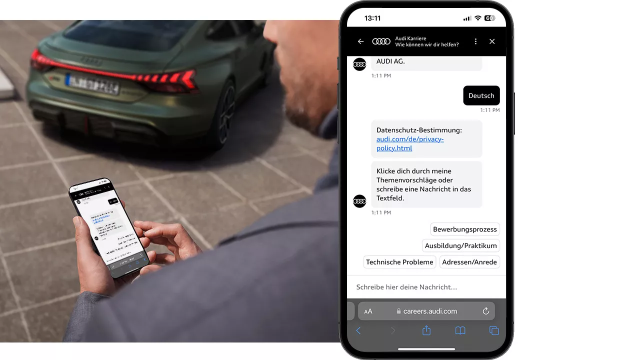 Ein Mann guckt auf sein Smartphone vor einem grünen Audi Modell. Rechts vom Bild ist ein Smartphone mit einem Chat-Bot auf einer Audi Website