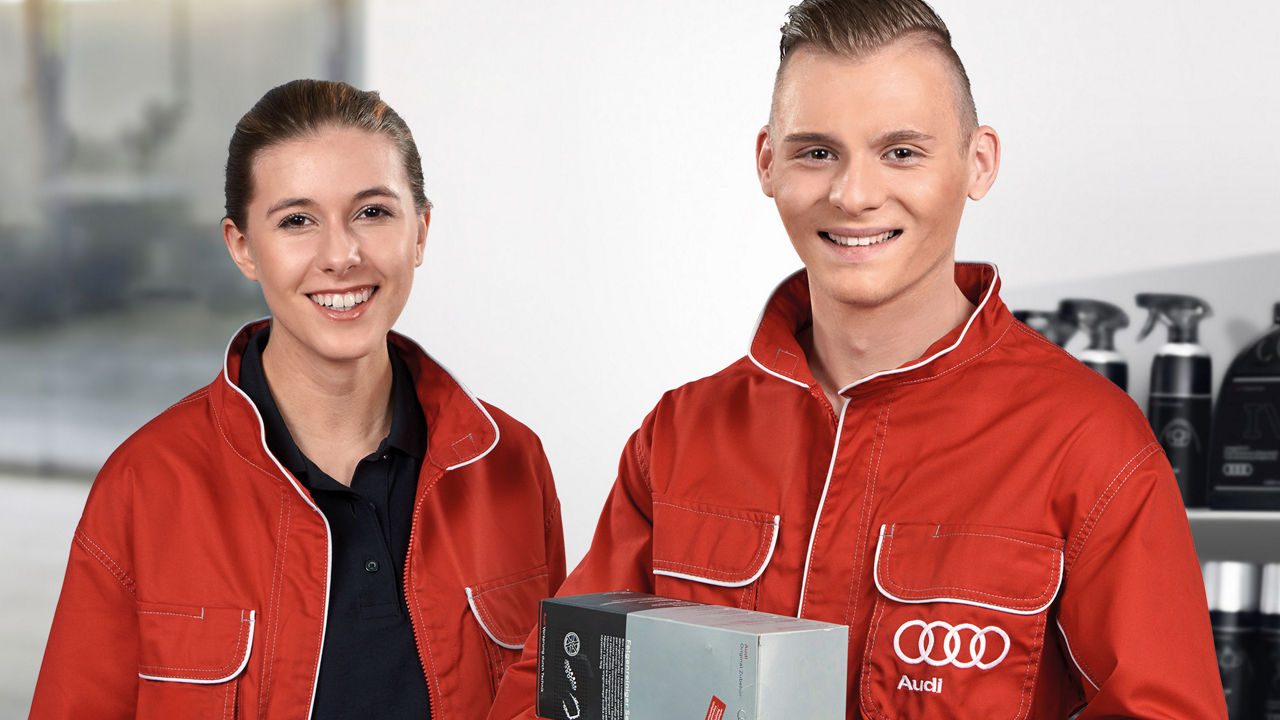 Zwei Auszubildende lächeln in die Kamera