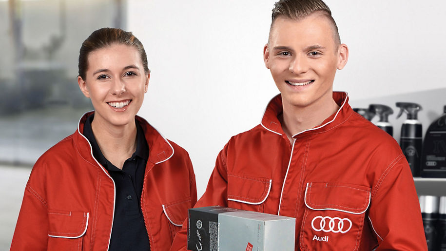 Zwei Auszubildende lächeln in die Kamera