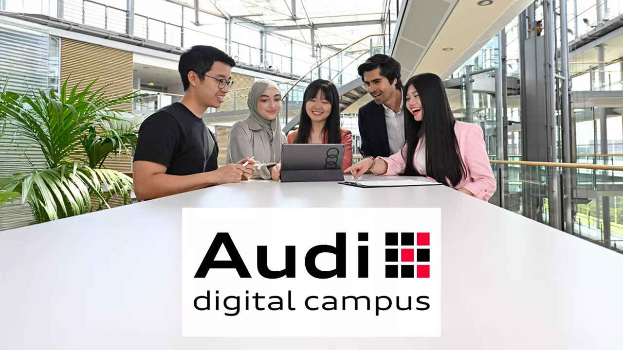 Mehrere jugne Erwachsene stehen vor einem Laptop und zeigen auf den Bildschirm. Auf dem Bild befindet sich das Logo des Audi digital campus