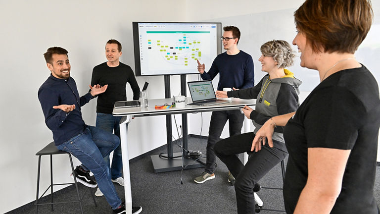 Markus, Product Manager SCD, ist mit Kollegen im Gespräch