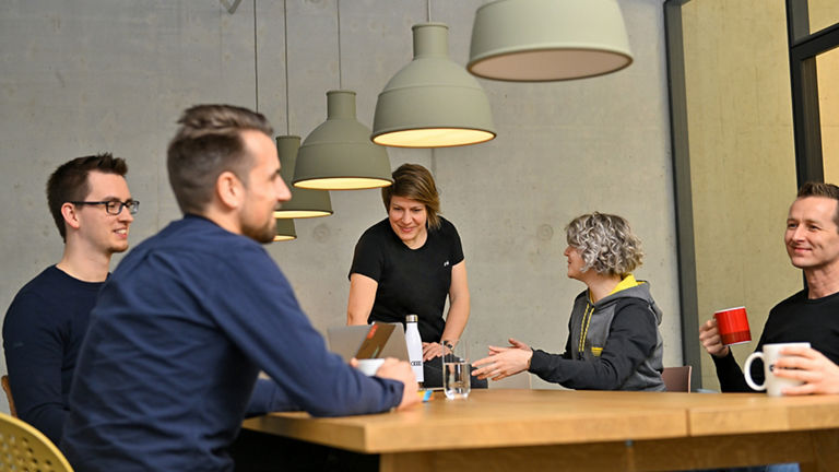 Nadine, Software Engineer SDC, hat ein Meeting mit Kollegen