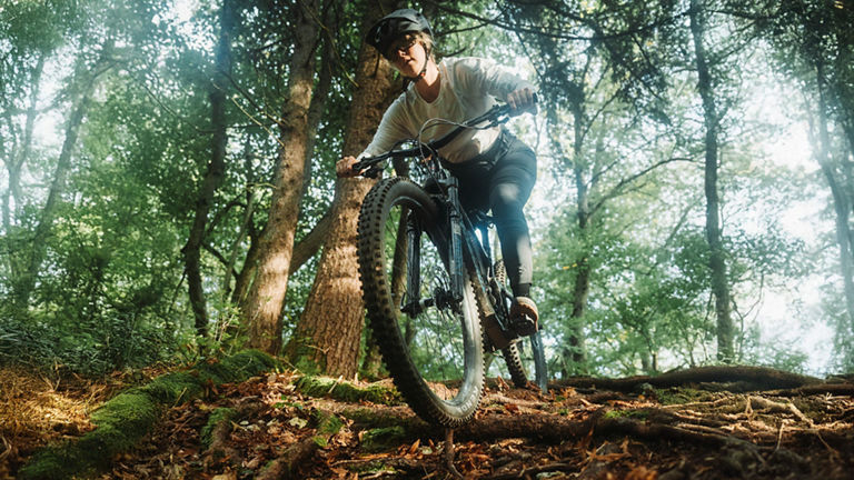 Lissi Lanz is driving with her mountainbike through the woods