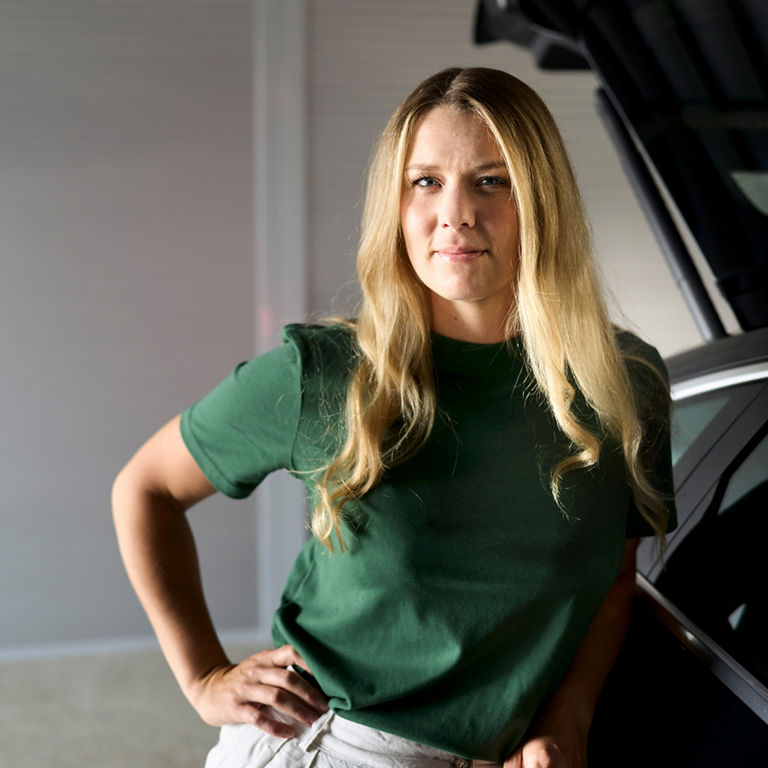 Lissi Lanz has her left hand on her hip and looks into the camera