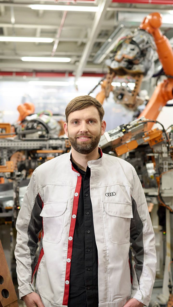Andreas Kühne schaut in die Kamera in der Produktion und Logistik bei Audi