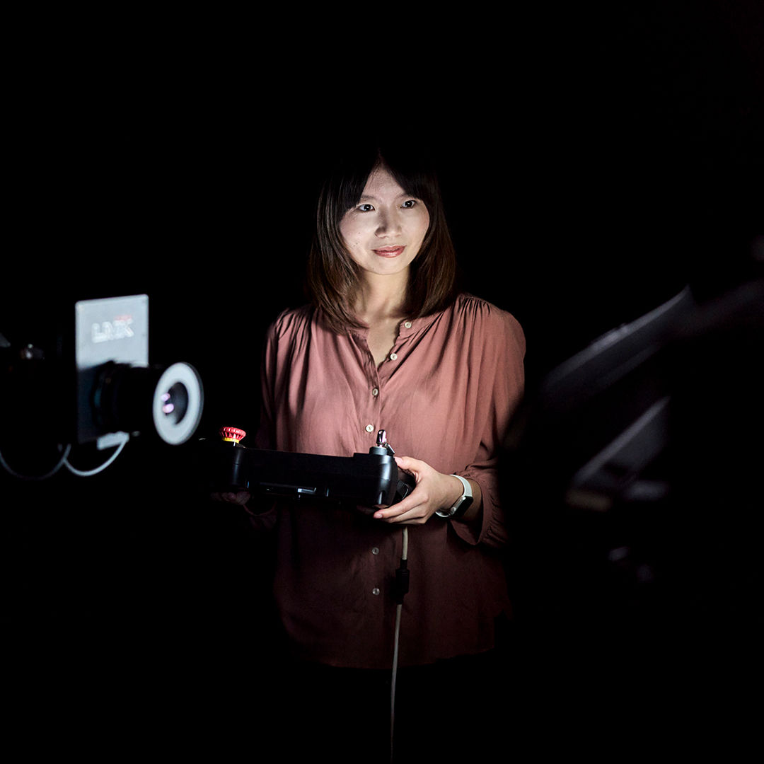 Jiayi Long schaut auf den Display eines Computers
