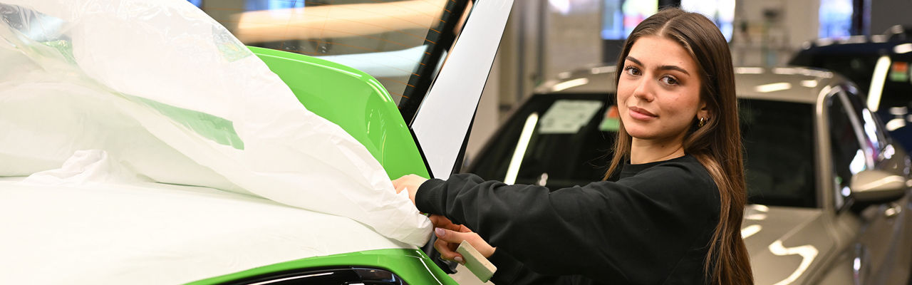 Mädchen im Audi Werk schaut in die Kamera