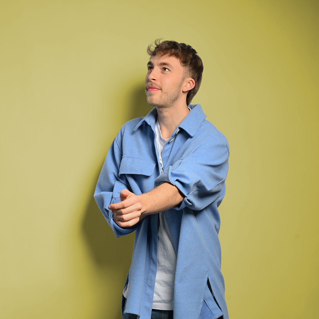 Julian schaut nach links und richtet seinen Ärmel
