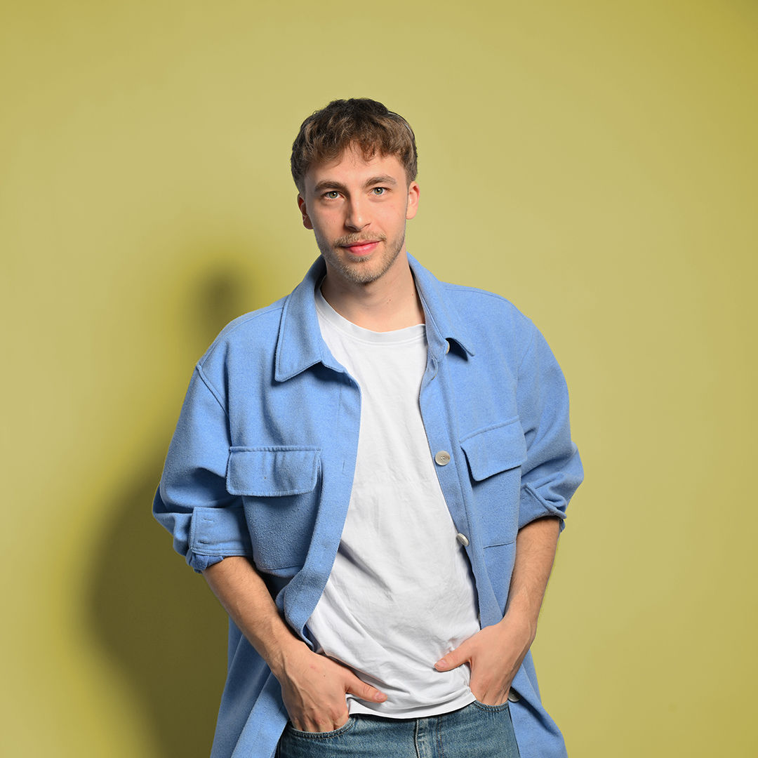Julian schaut in die Kamera mit seinen Händen in den Hosentaschen