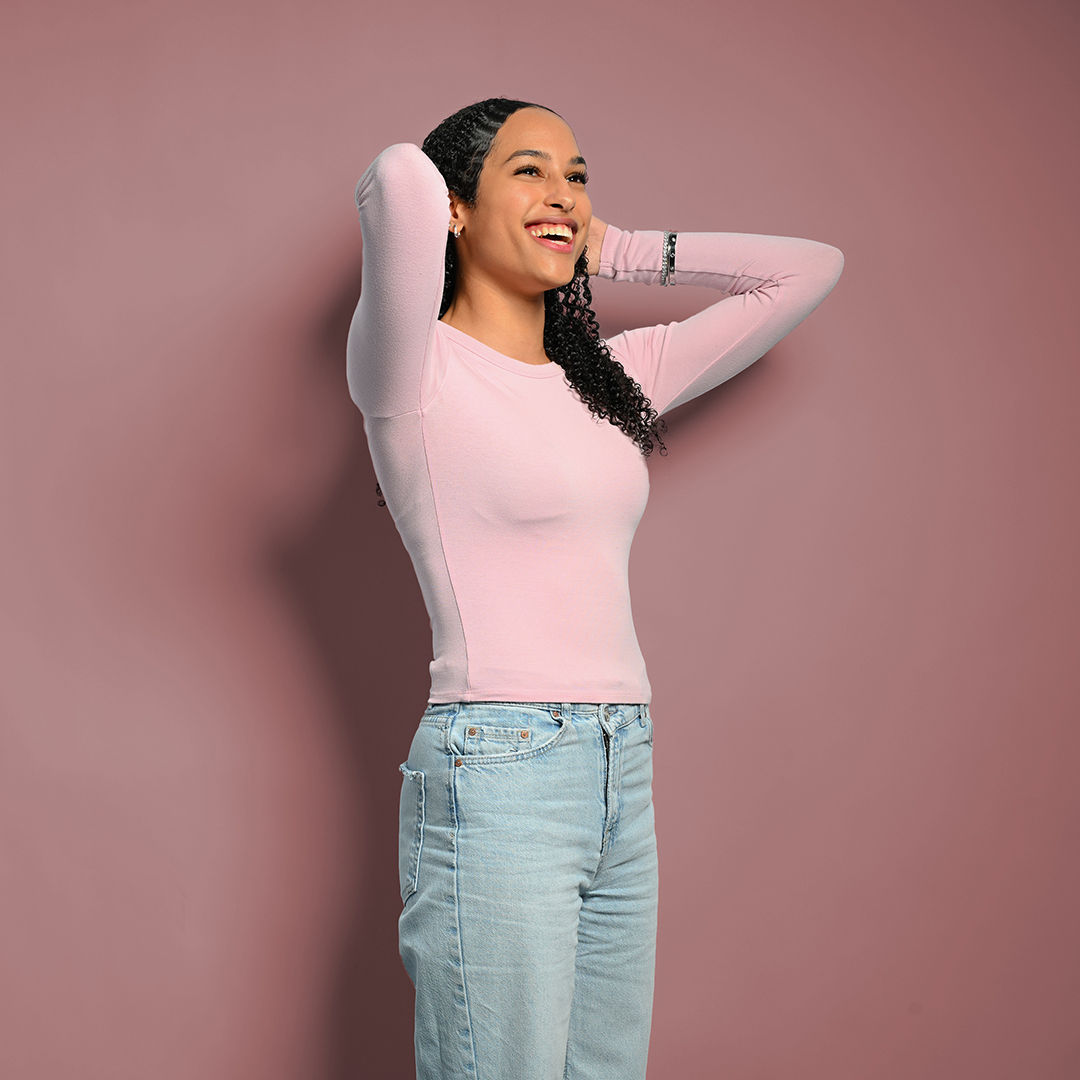 Lisa-Marie schaut nach rechts und hat ihre Hände in den Haaren