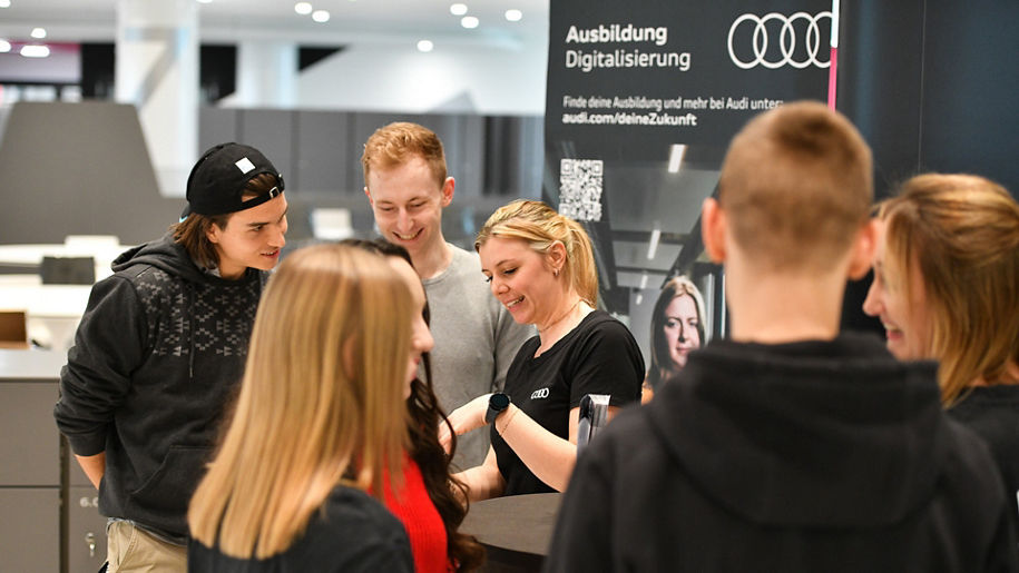 Mehrere Schüler stehen an einem Messestand