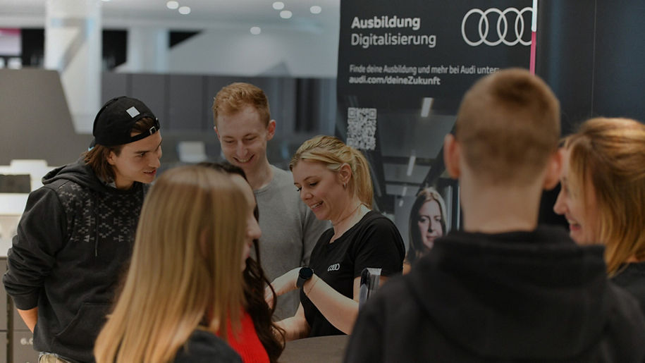 Personen auf einer Messe reden miteinander