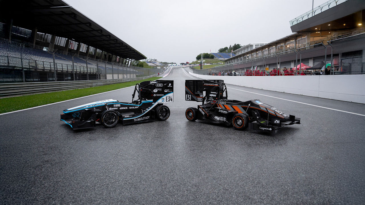 Zwei Rennautos der Formula Student im Hockenheimring