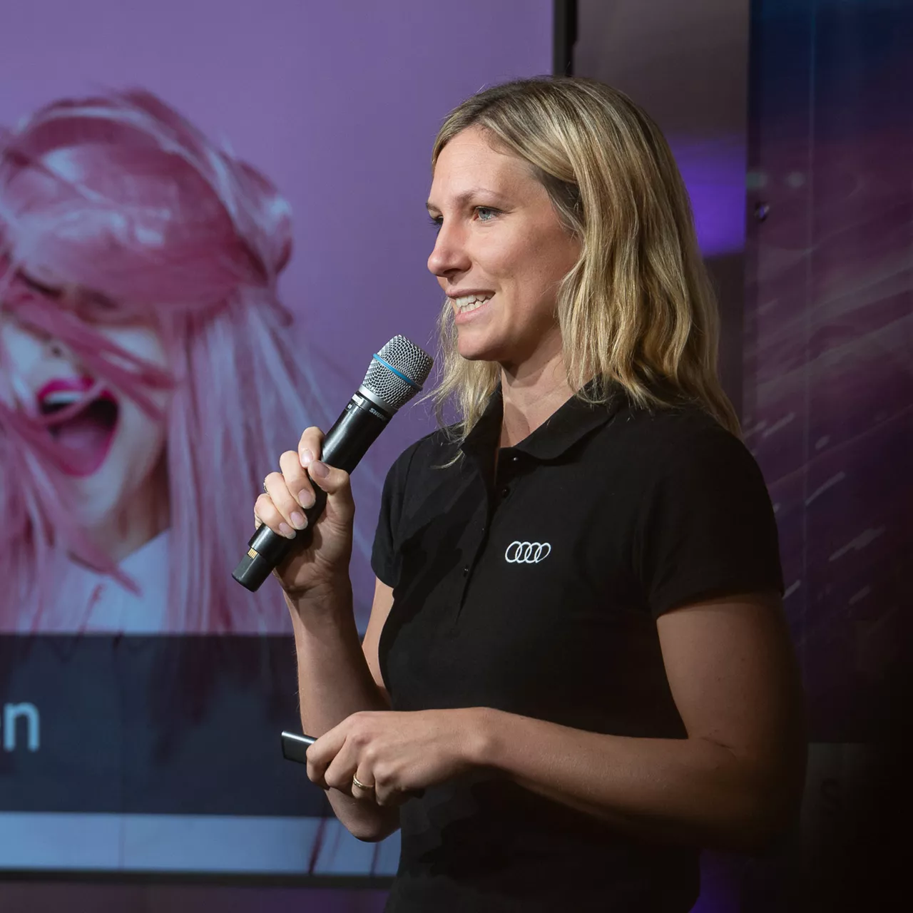 Lea Schwarz spricht ins Mikrofon