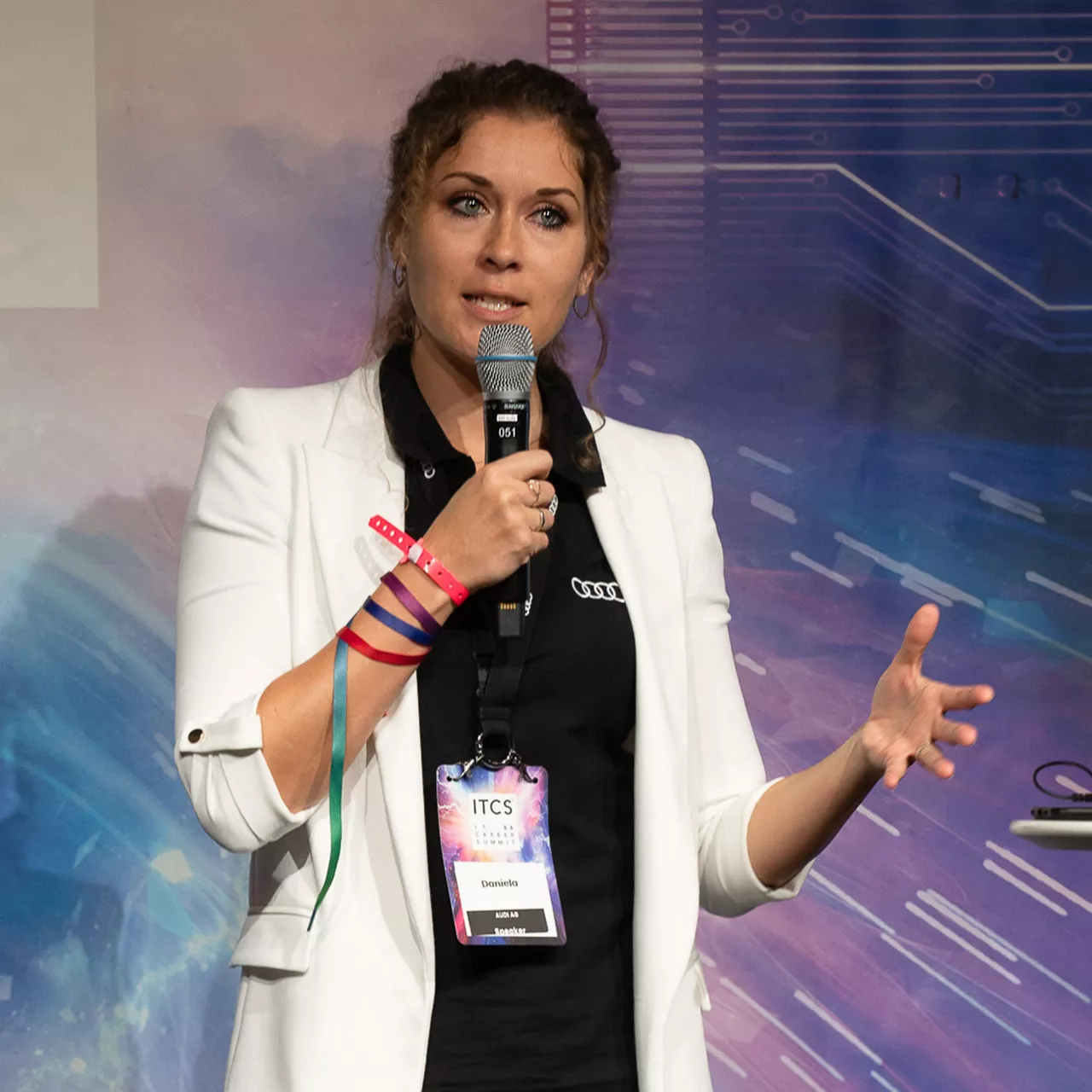 Daniela Buch hält eine Präsentation
