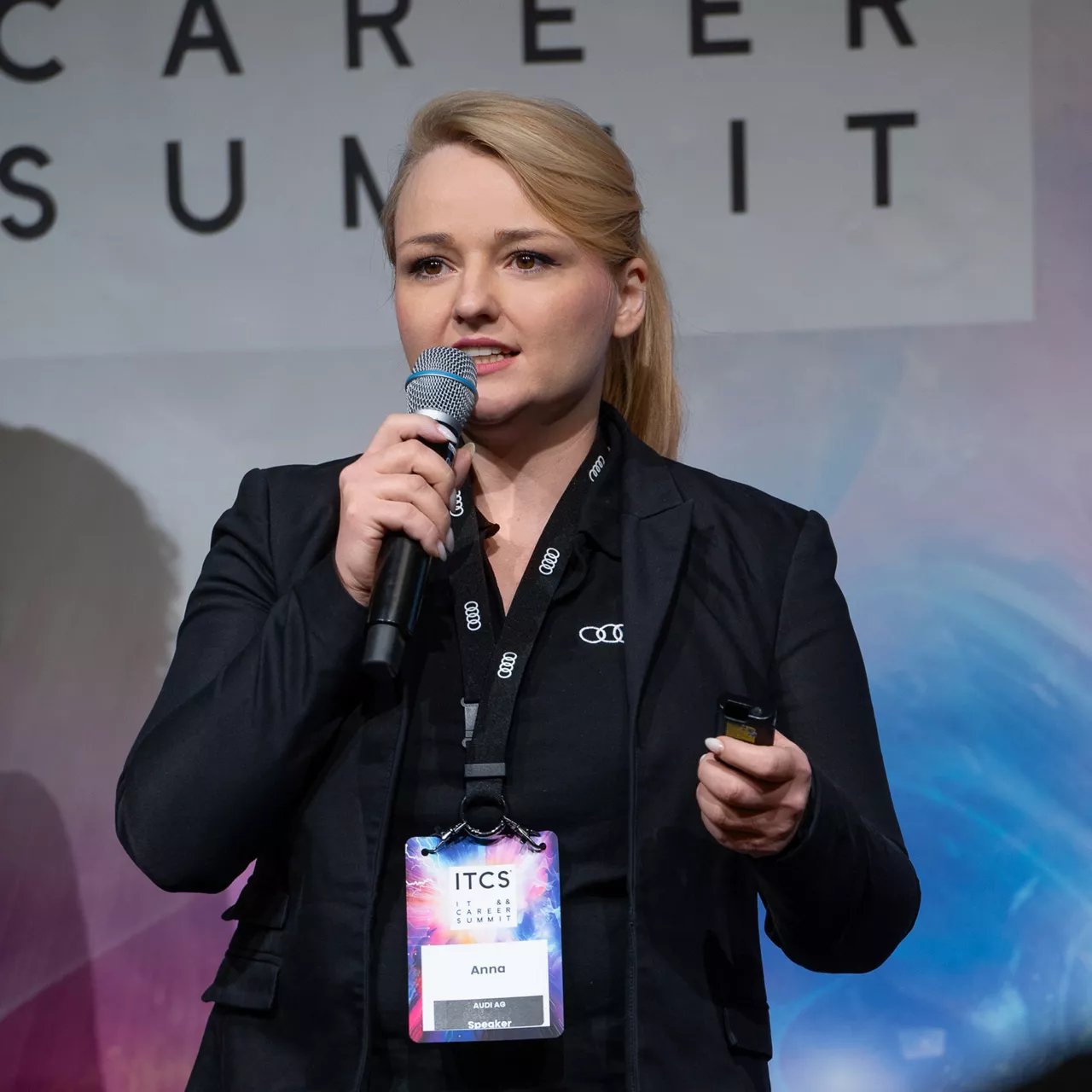 Anna Vogt hält eine Präsentation