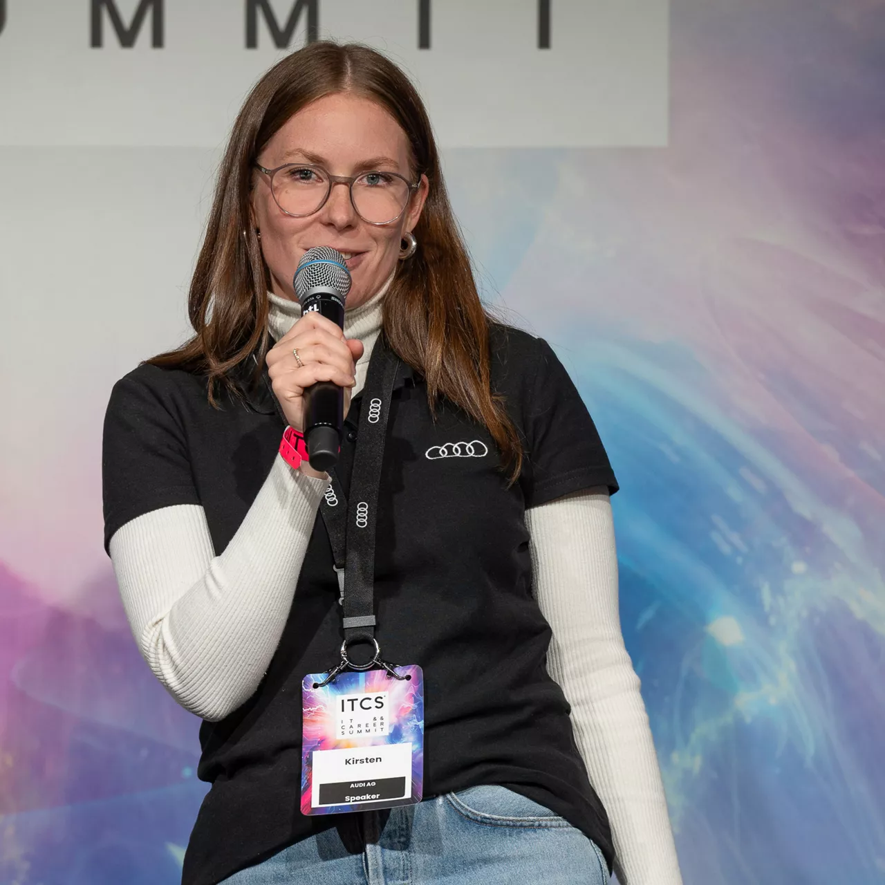 Kirsten Wellkamp hält eine Präsentation