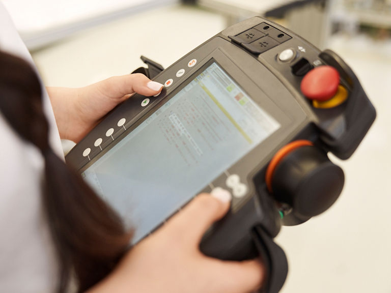 Ein elektronisches Gerät wird in zwei Händen gehalten