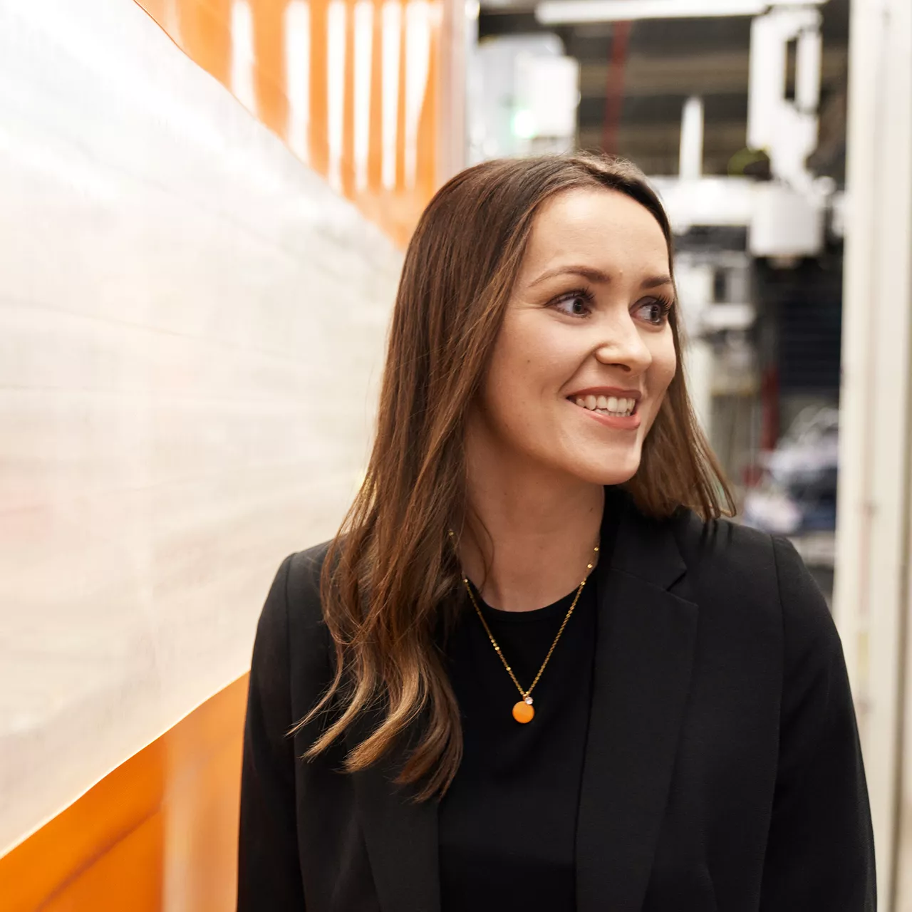 Sabrina lacht und blickt von der Kamera weg