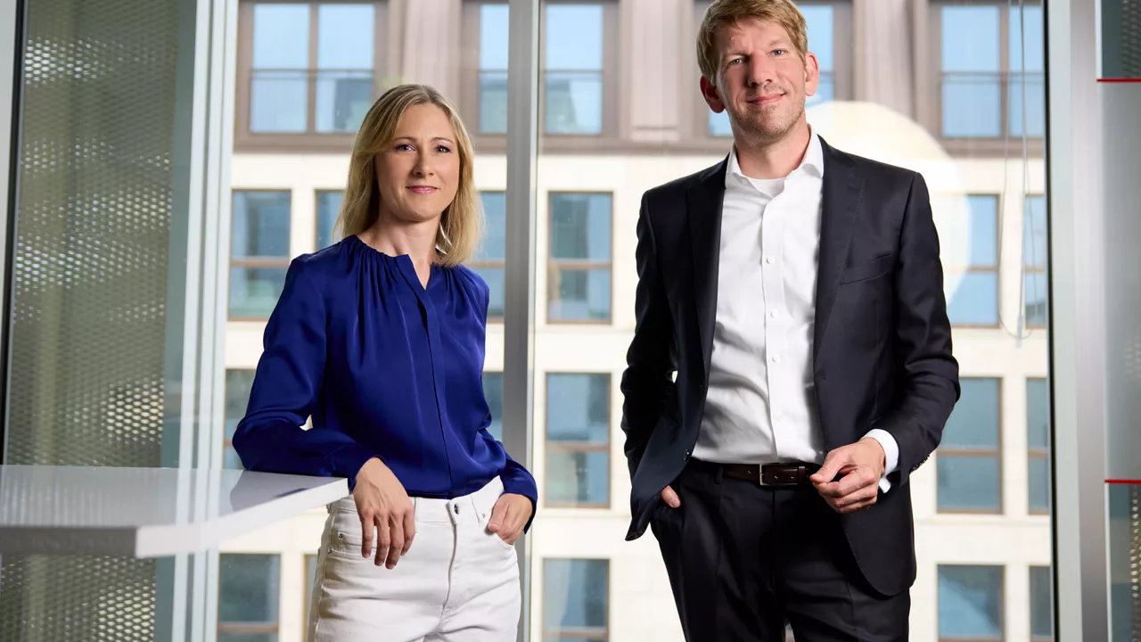 Melanie Goldmann und Julio Schuback schauen in die Kamera