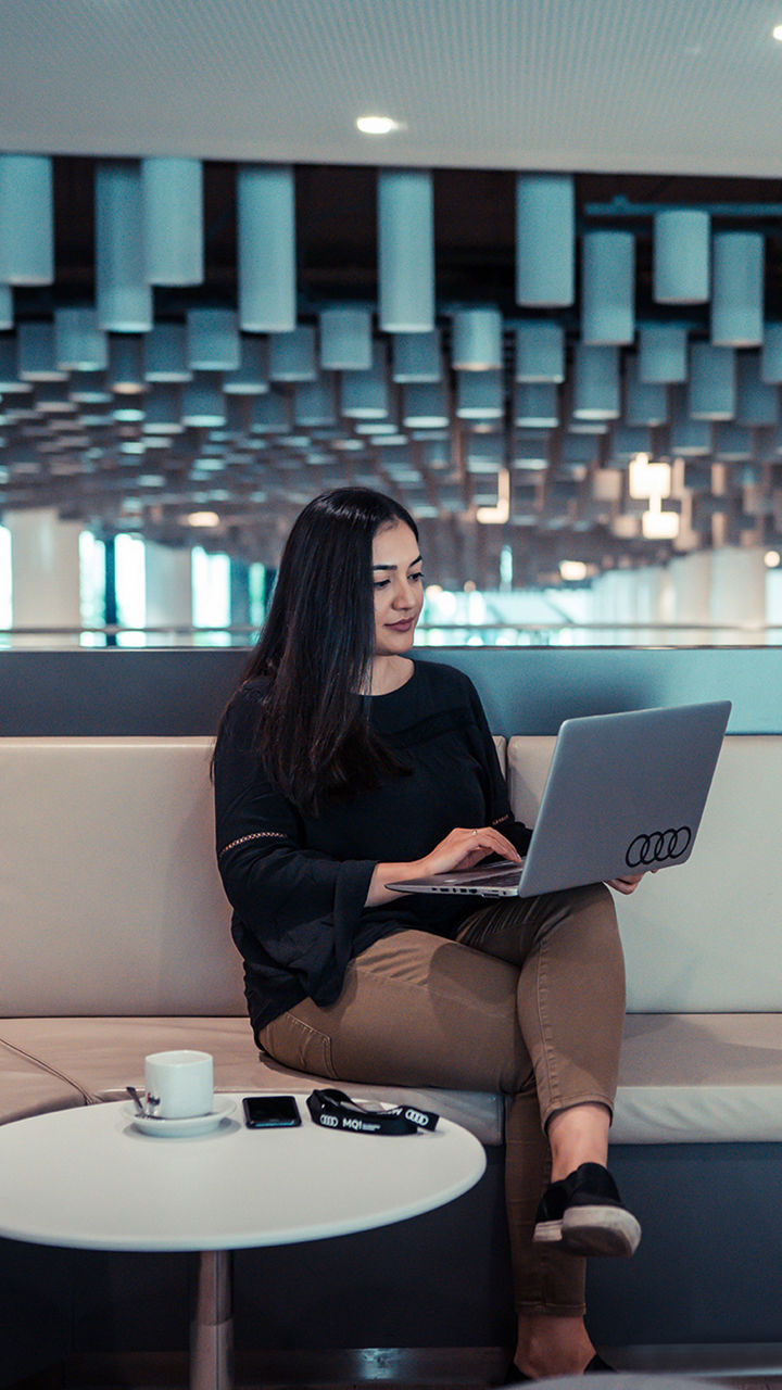 Junge Frau arbeitet in einem Café am Laptop