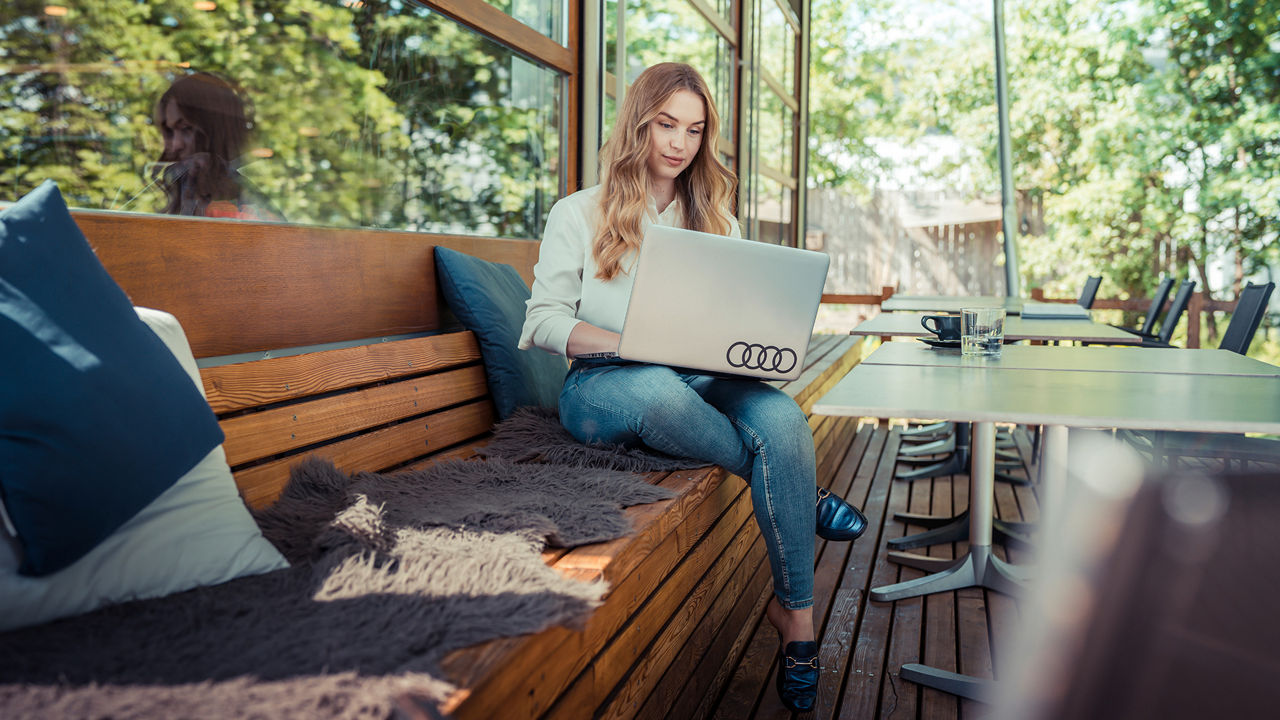 Junge Frau am Laptop arbeitet konzentriert im Home-Office