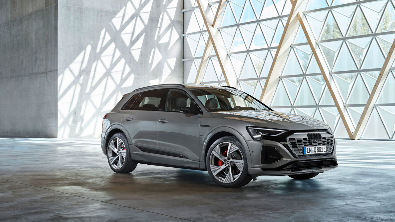 Audi Q8 e-tron steht vor einer Fensterfront