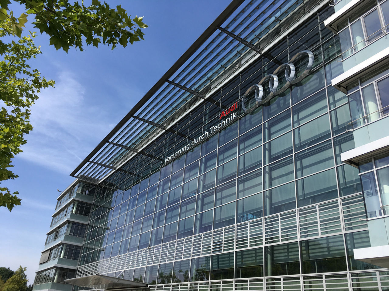 Fassade des Audi Stammsitzes in Ingolstadt mit dem Audi Schriftzug und den vier Ringen