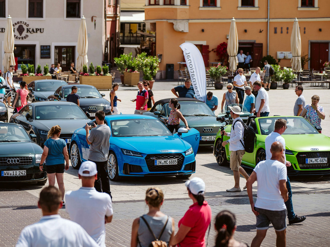 Zahlreiche Menschen schauen sich verschiedene Audi Modelle an