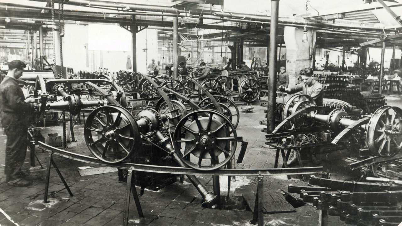 Black and white image of a historic of a production einer historischen Serienfertigung