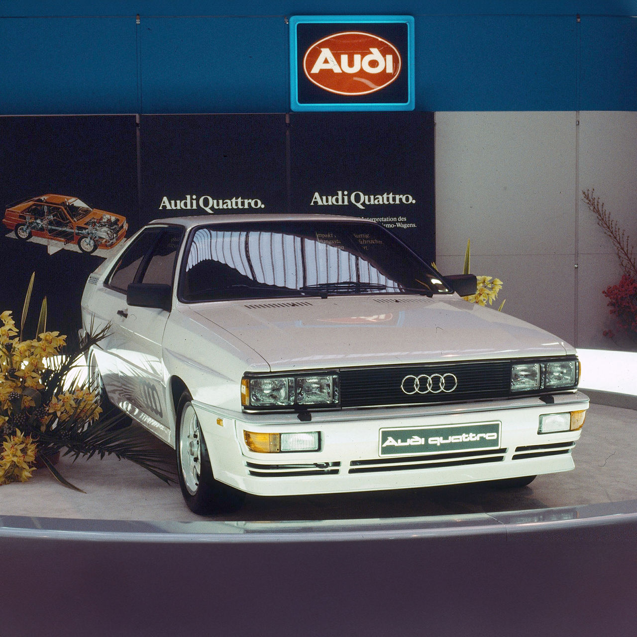 Ein weißer Audi quattro steht auf dem Messestand