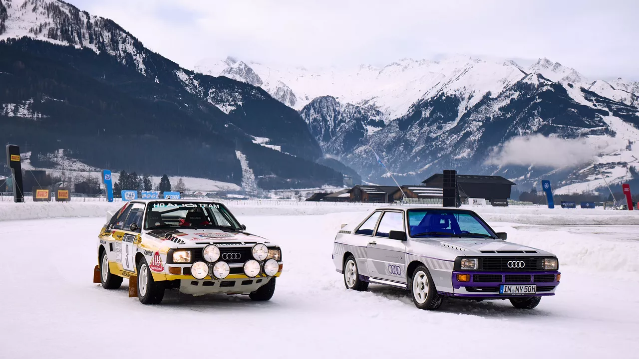 Zwei Fahrzeuge der Audi Tradition stehen vor einer vereisten Bergkulisse