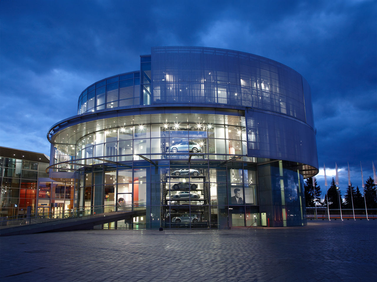 Außenaufnahme vom Audi Museum bei Nacht