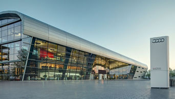 Außenaufnahme vom Audi Forum Neckarsulm