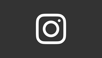Instagram Logo auf dunkelgrauem Hintergrund